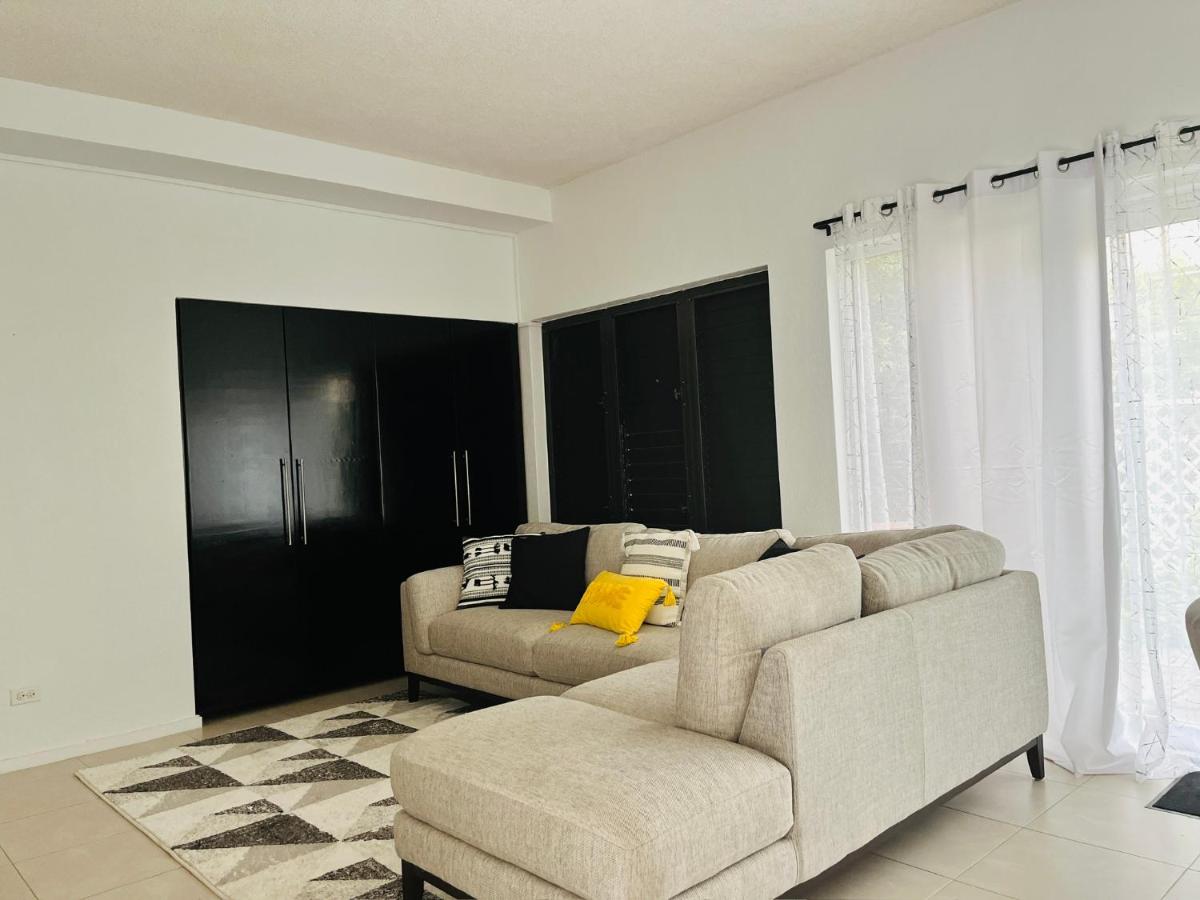 Chic Retreat BB, Bright, Gated 2BR Condo with pool and wifi