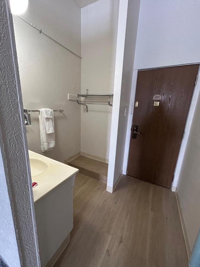 Budget Inn — photo 14
