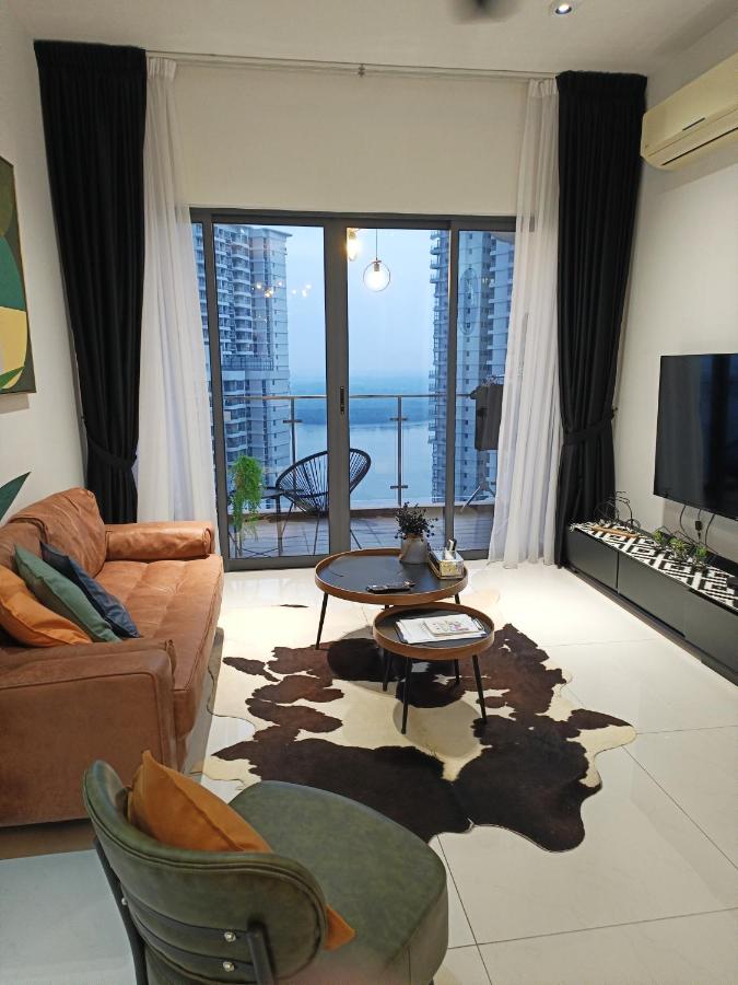 Country Garden Danga Bay 3BR Topfloor with Netflix & Astro