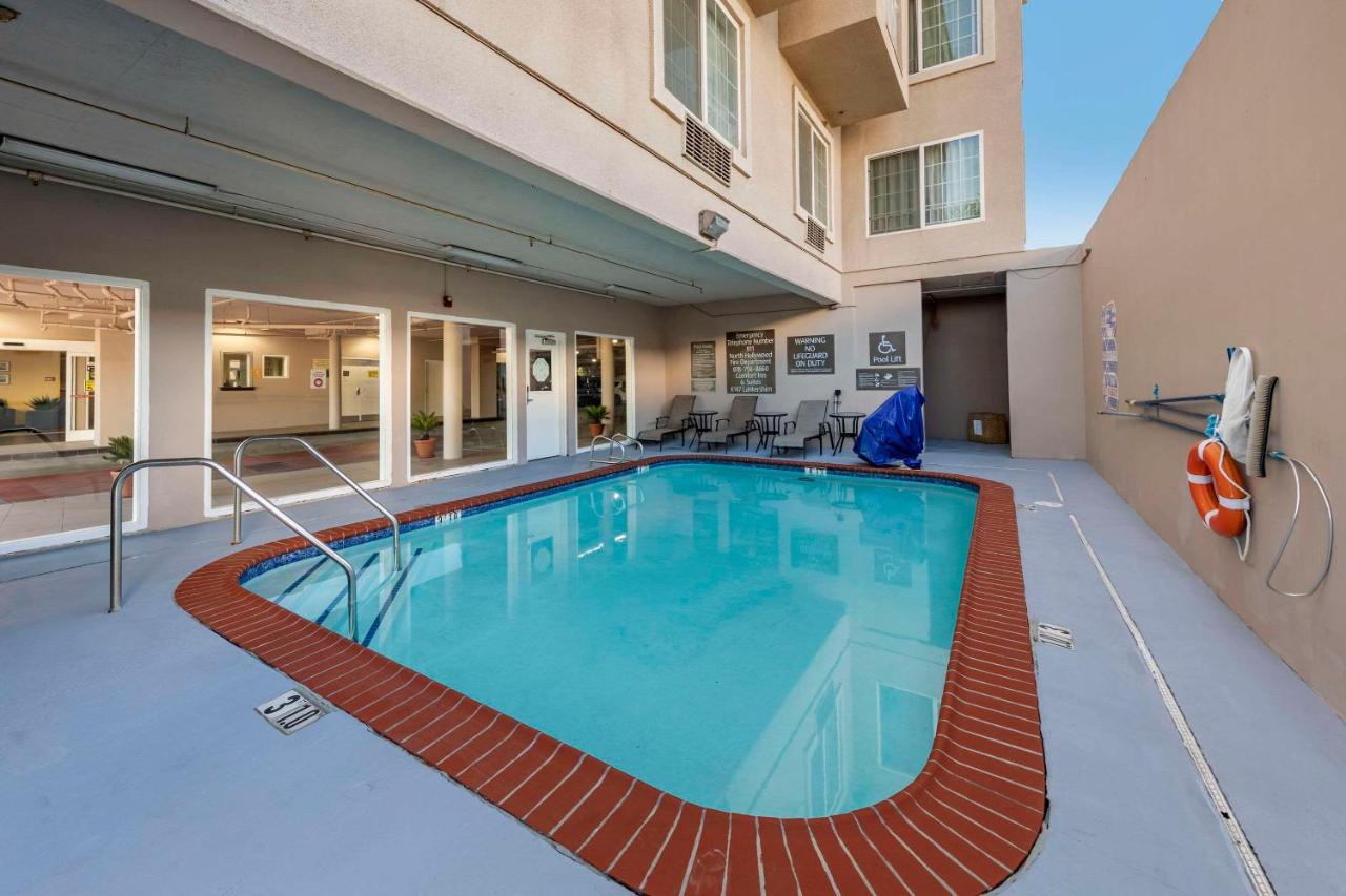 Comfort Inn & Suites Near Universal - N Hollywood - Burbank - 4