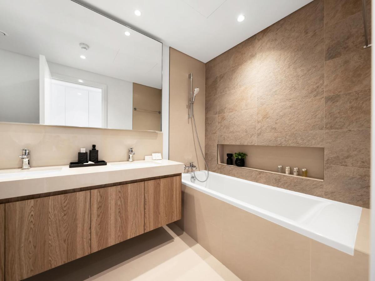 Royal Vista - Luxury 2BR Apartment at Downtown Views II - Downtown - 3