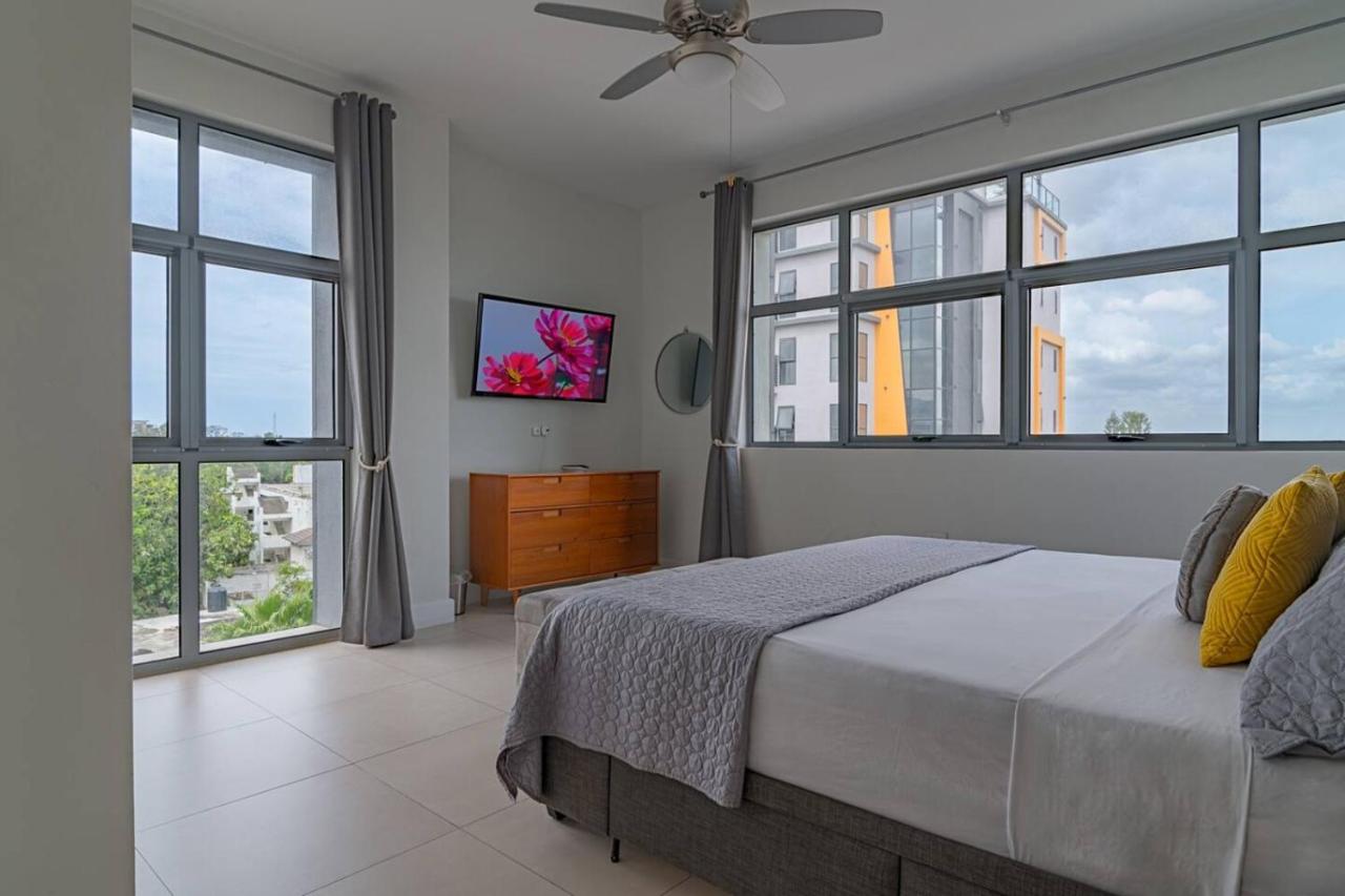 Airy Modern 2br Condo Rooftop Pool - 2