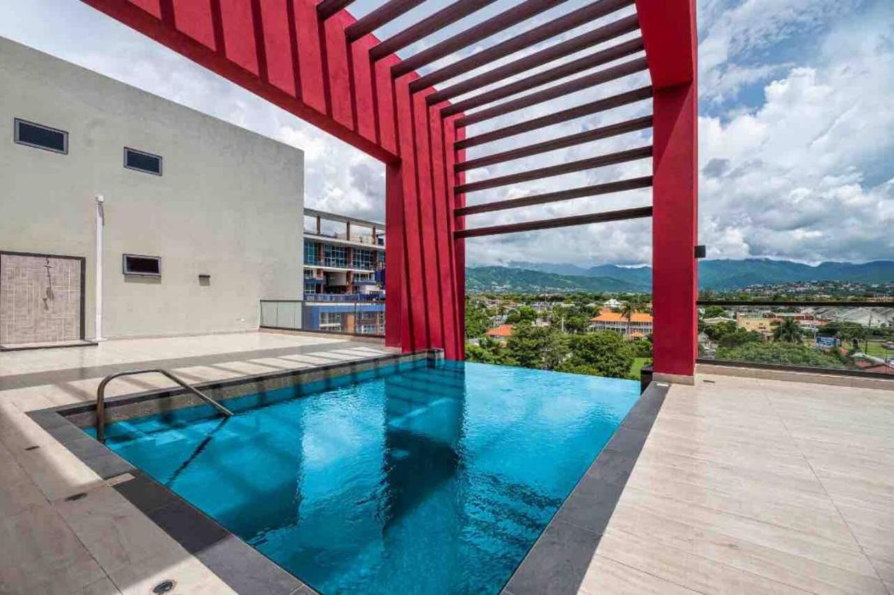 Airy Modern 2br Condo Rooftop Pool - 4