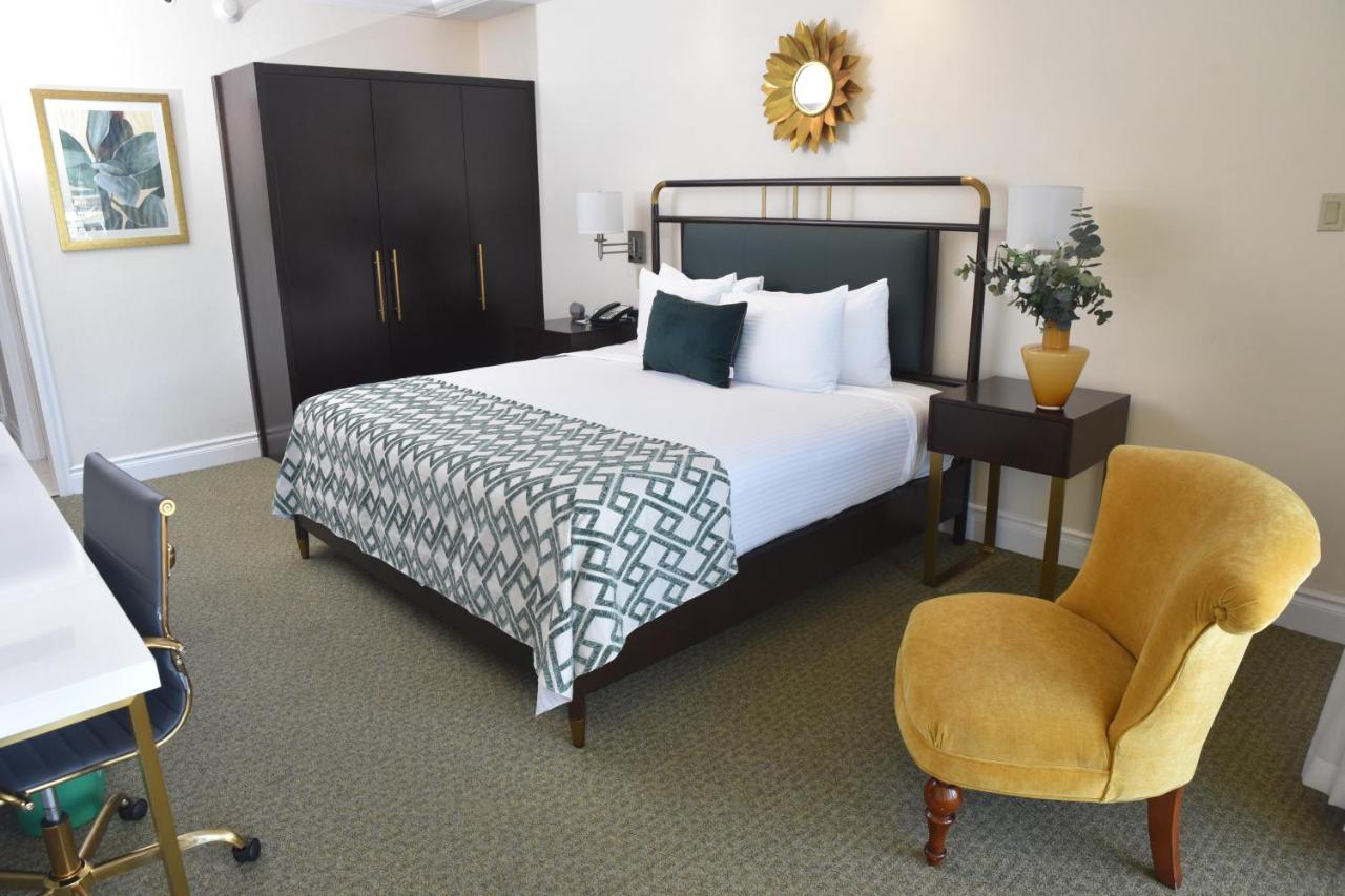 Courtleigh Hotel & Suites - 2