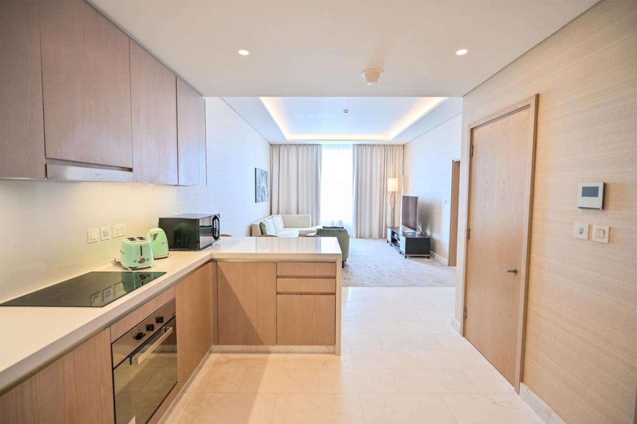 Luxury 1-BR with Stunning Views in Palm Tower by Luxe Shortlet - 5