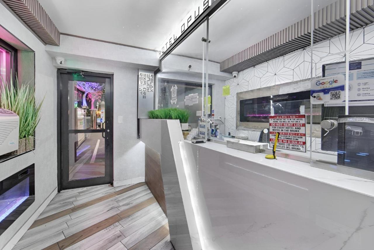 Hotel OPUS Bronx Near Bay Plaza Mall - 4