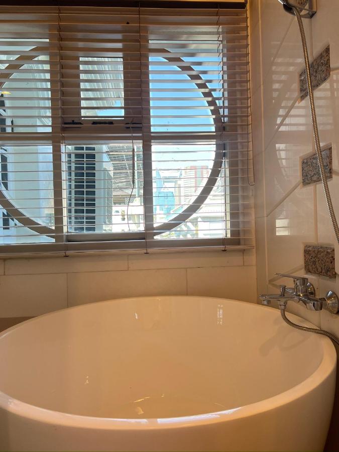 V20 Boutique Jacuzzi Hotel - 3