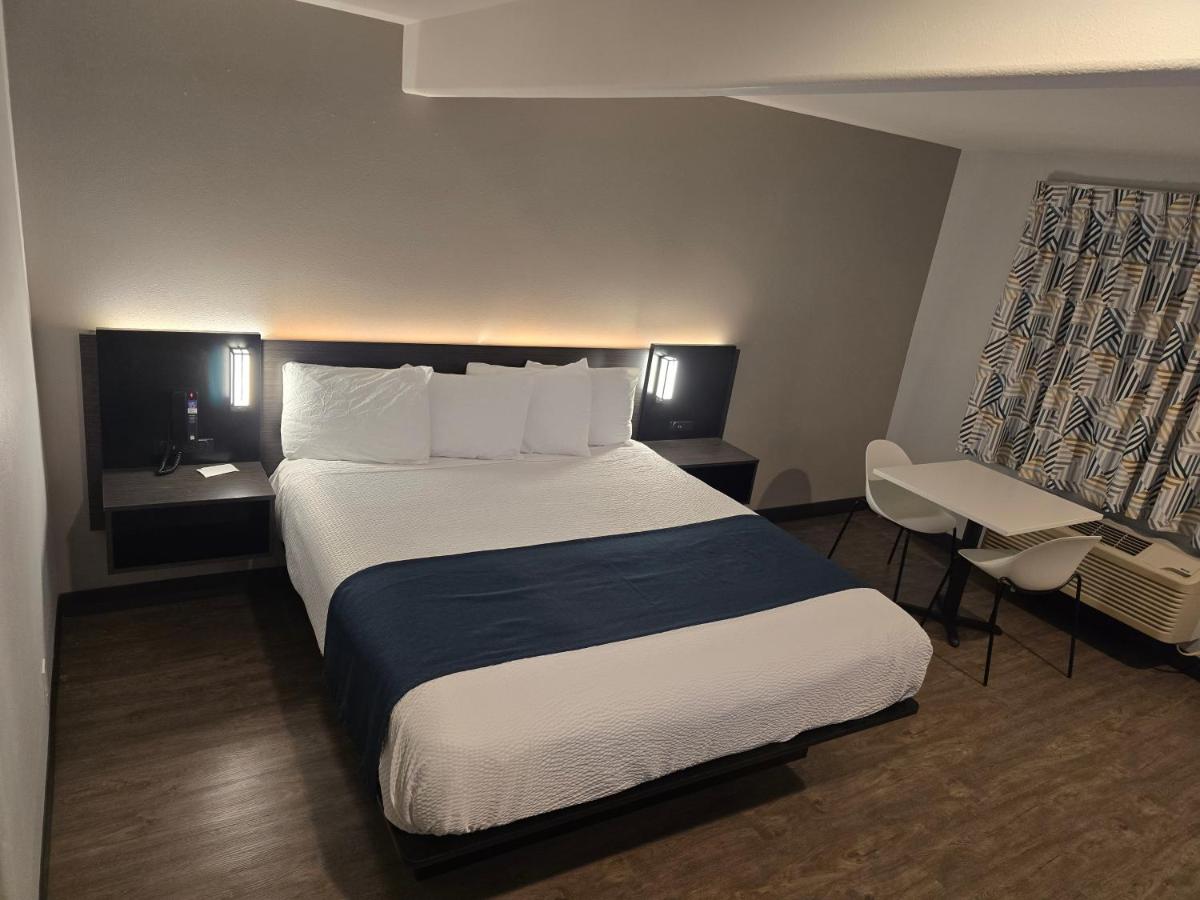 ALVARADO PALMS MOTEL — photo 9