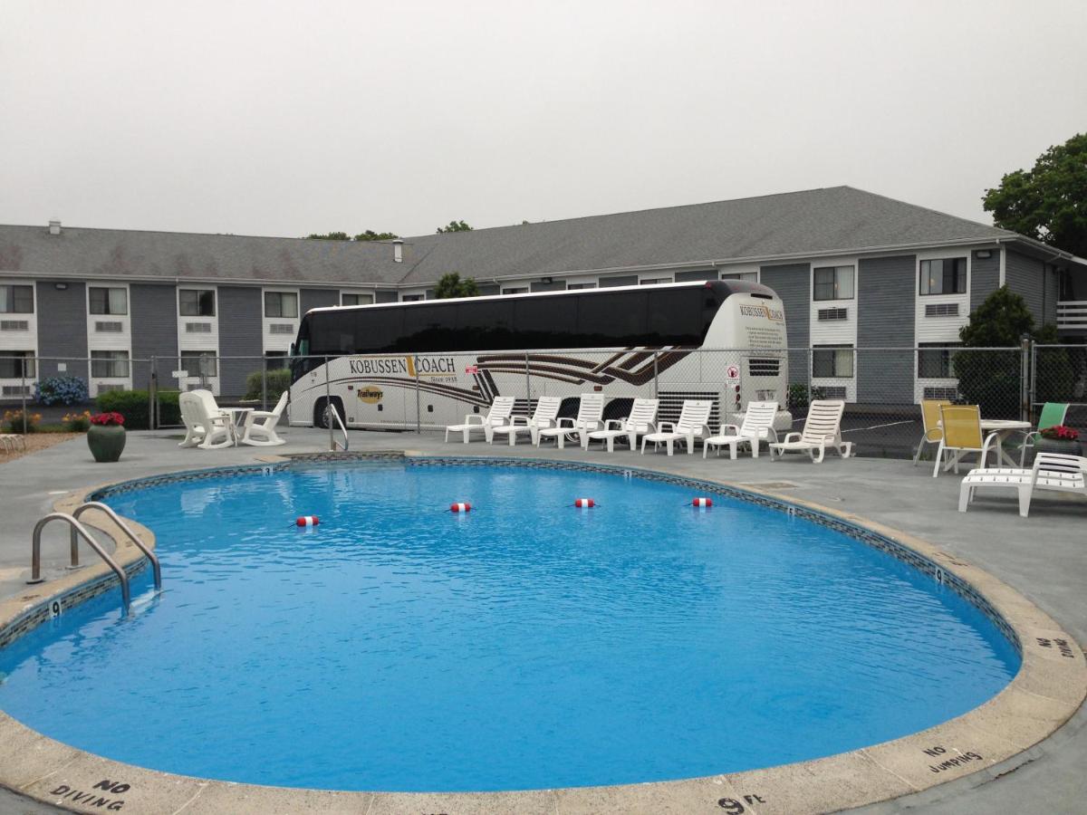 Heated swimming pool: Ambassador Inn and Suites