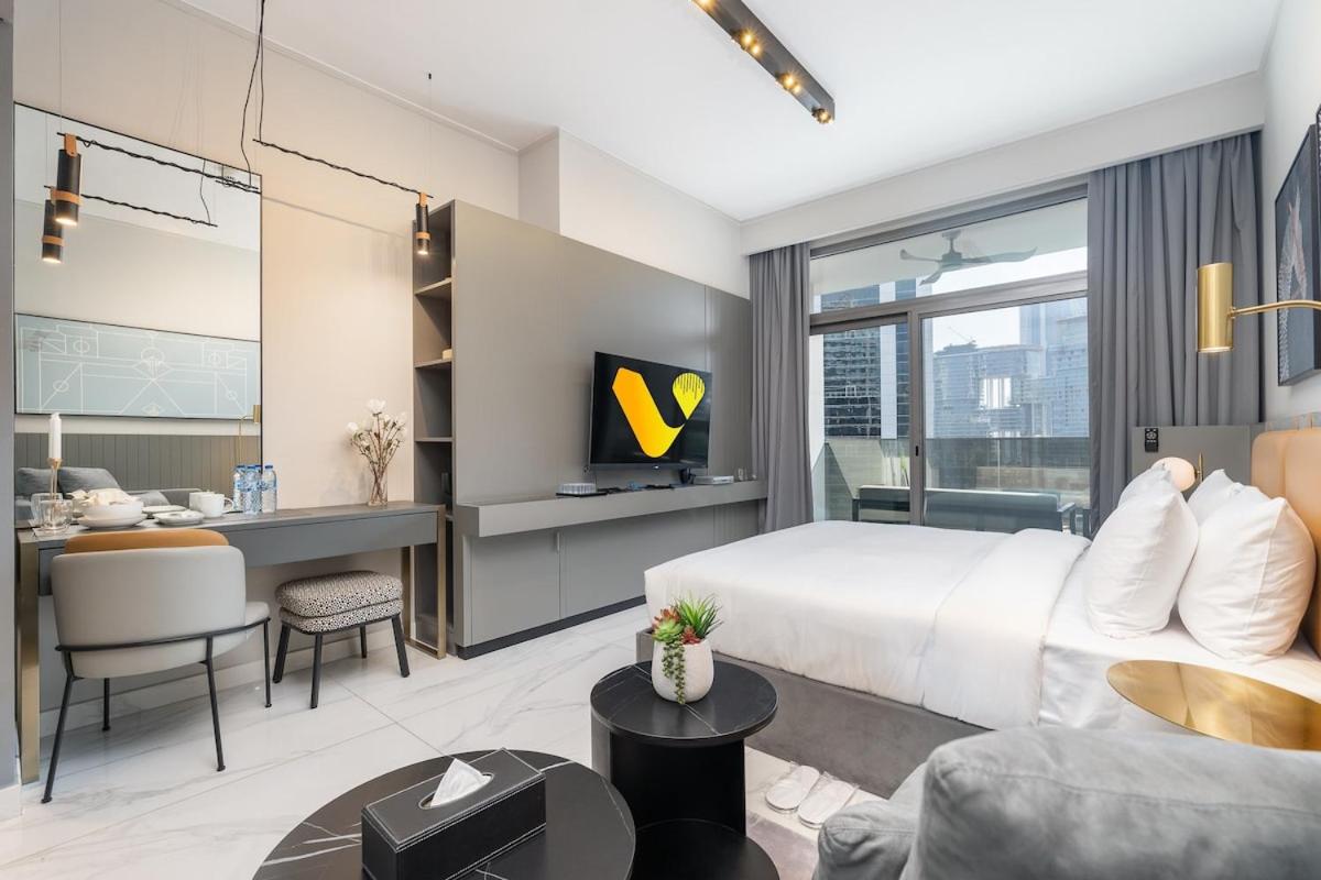 Vogue Vacation Homes, Downtown Mag 318 near Burj Khalifa and Dubai Mall, Studio Apartment with Balcony, Canal and City View, Access to all Amenities - 2