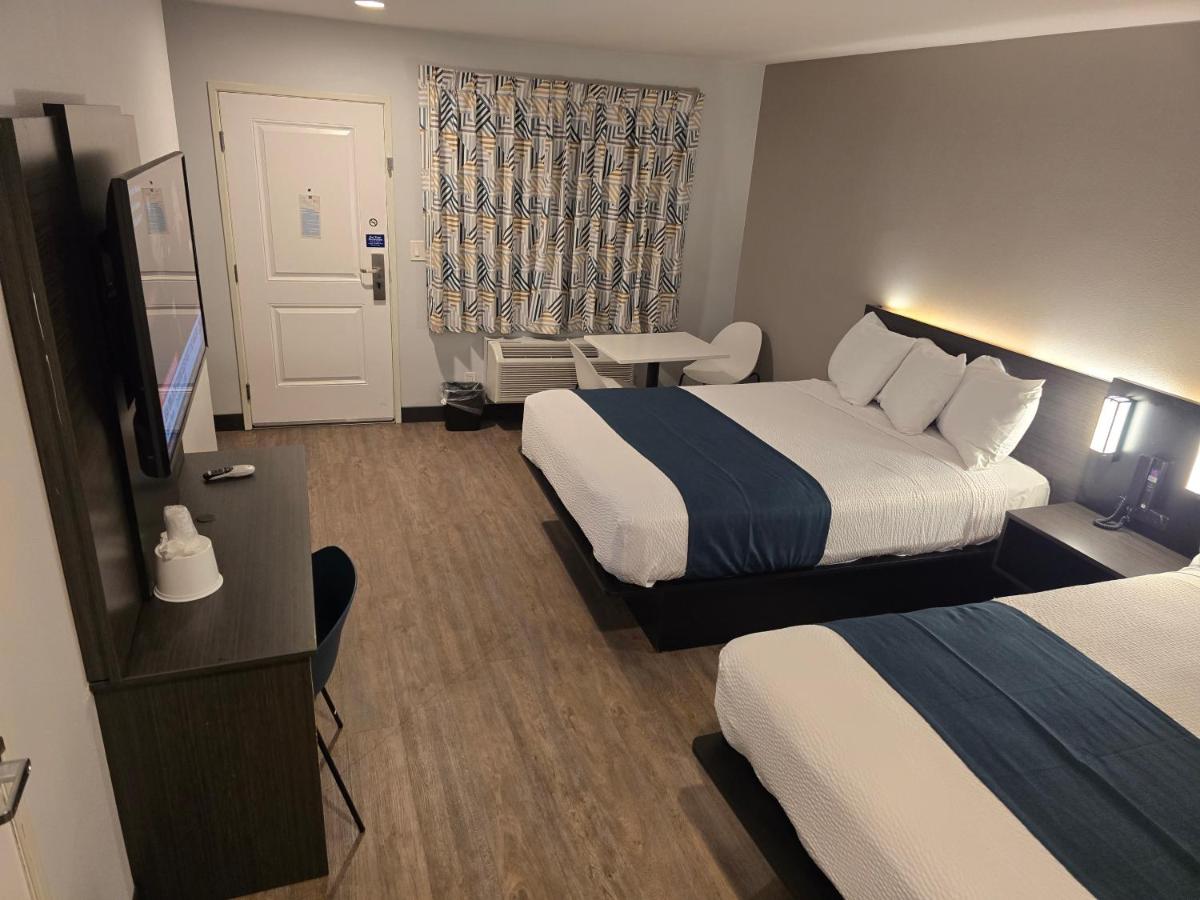 ALVARADO PALMS MOTEL — photo 11