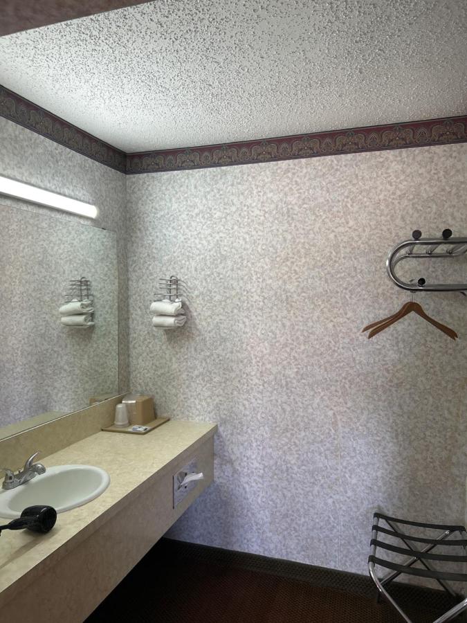 Hillcrest Motel — photo 8