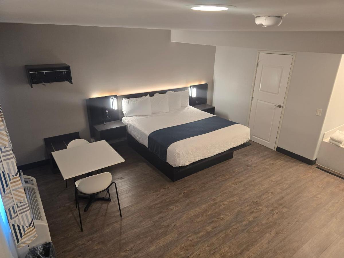 ALVARADO PALMS MOTEL — photo 14