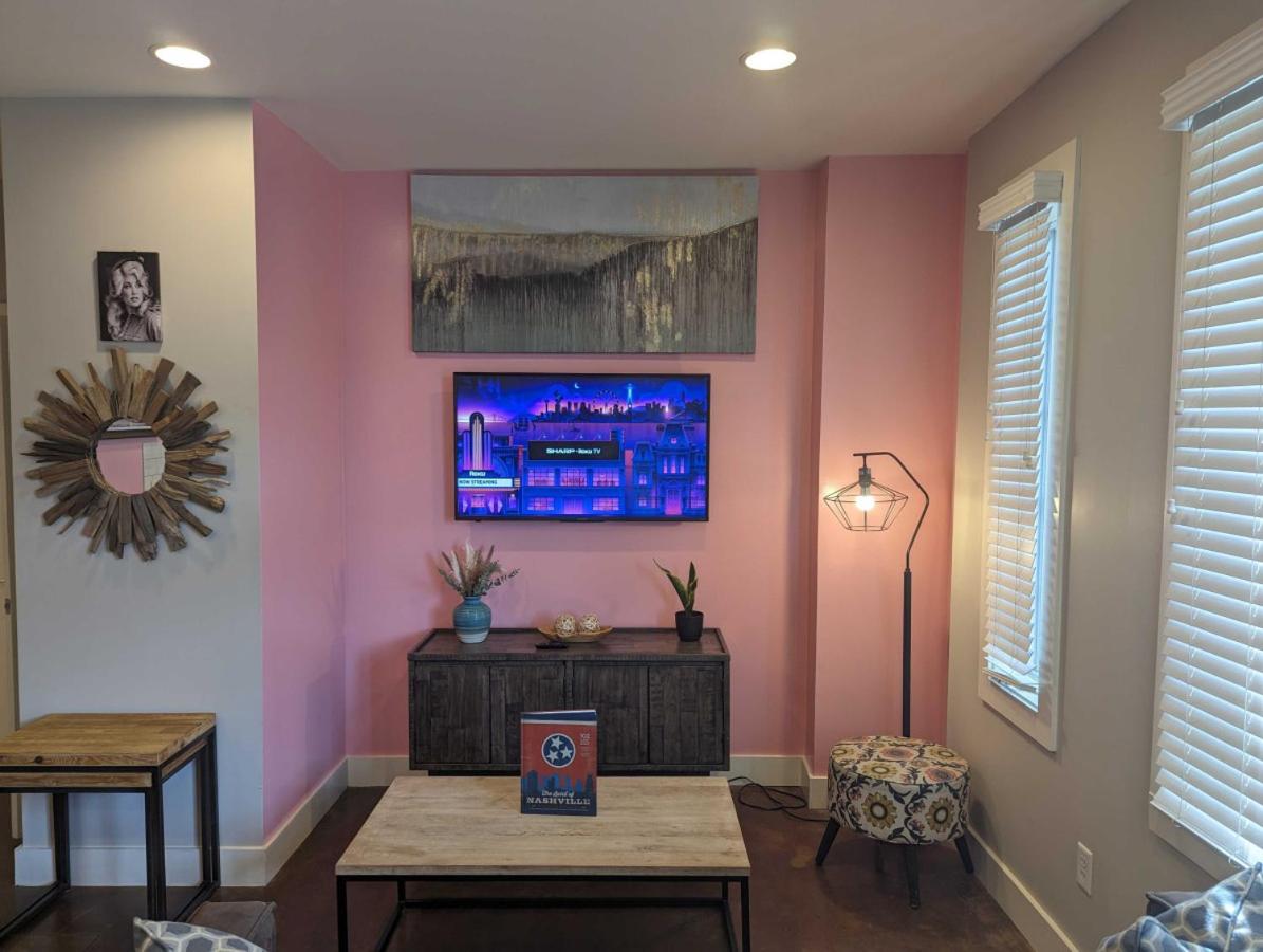 Dolly Would - Near Music Row King Beds