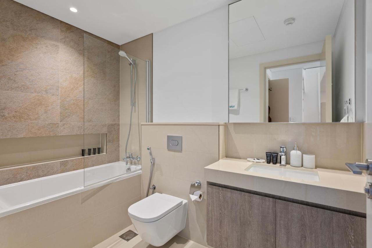 Bright and Exquisite 1-Bedroom in Downtown views 2 - 3