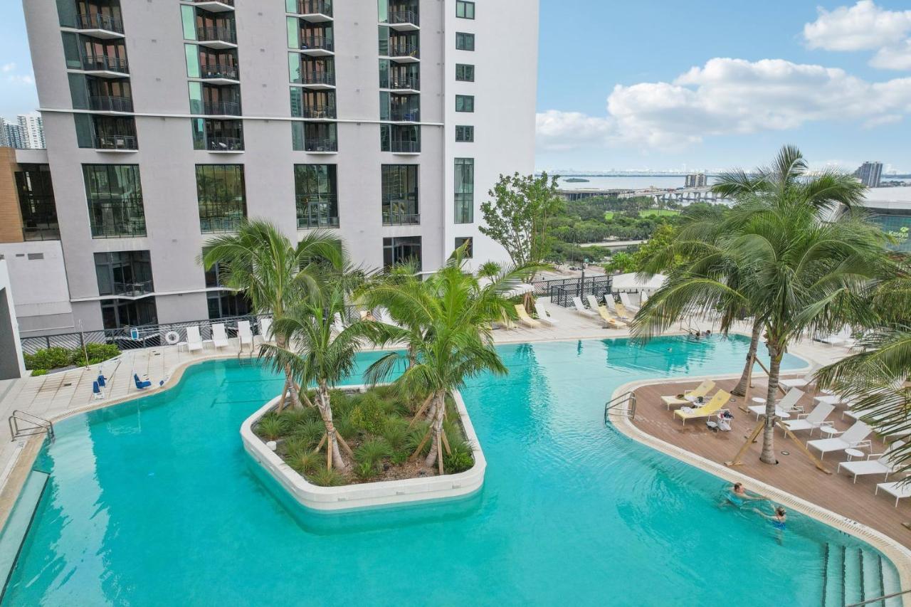 Stunning Lux 2 Bed 2 Bath with Panoramic View from Balcony - 4