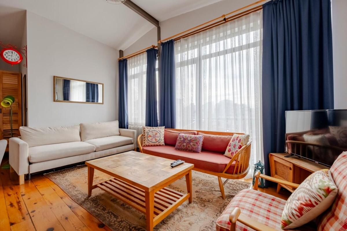 High Ceiling Apartment with Large Balcony