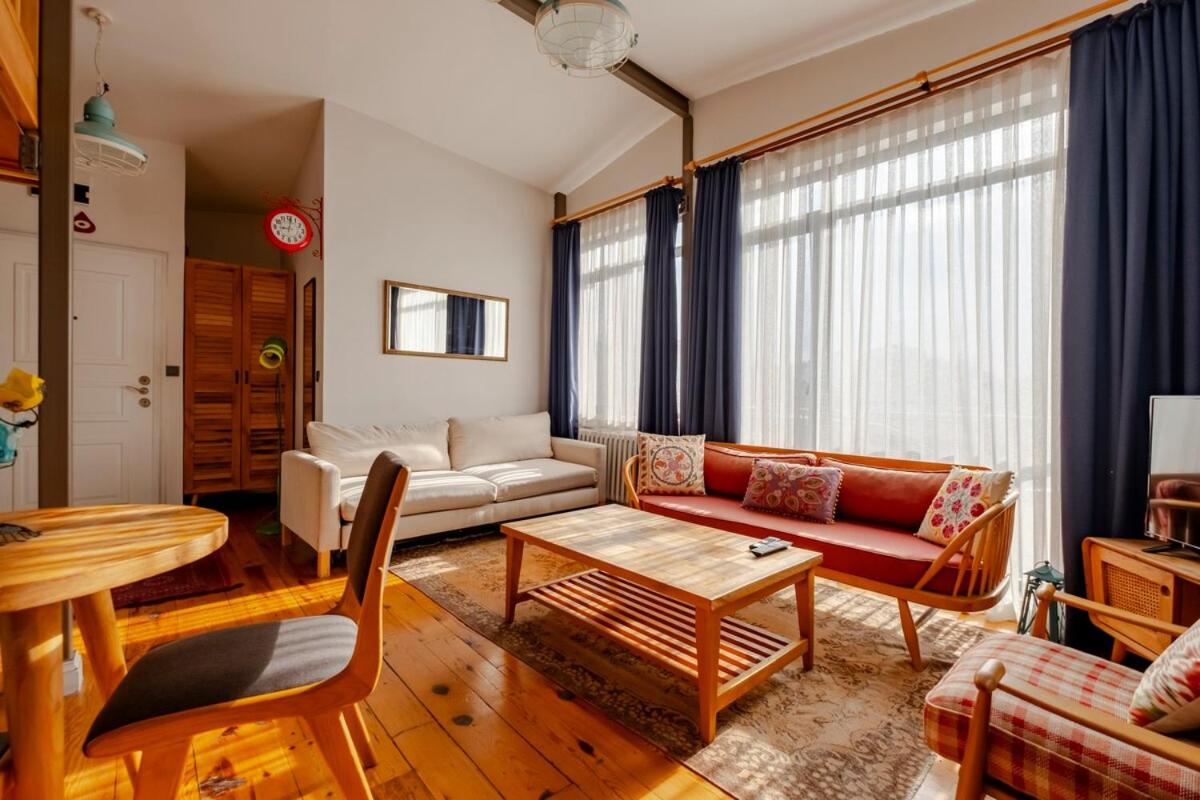 High Ceiling Apartment with Large Balcony - 5