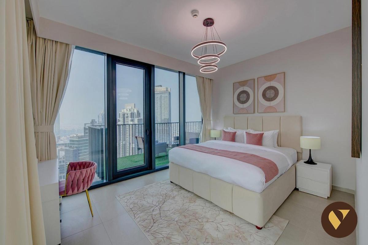 Vogue Vacation Homes, Downtown Boulevard Heights near Dubai Mall and Burj Khalifa, Two Bedroom Apartment with balcony and Access to all Amenities - 5