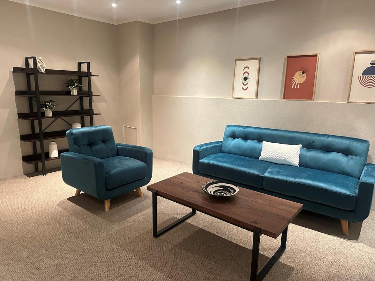 Sea Point flat - 130m2 in basement with patio - 5