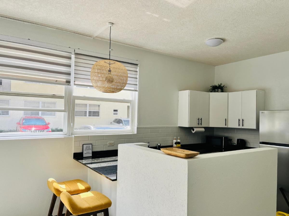 Chic Retreat BB, Bright, Gated 2BR Condo with pool and wifi - 2
