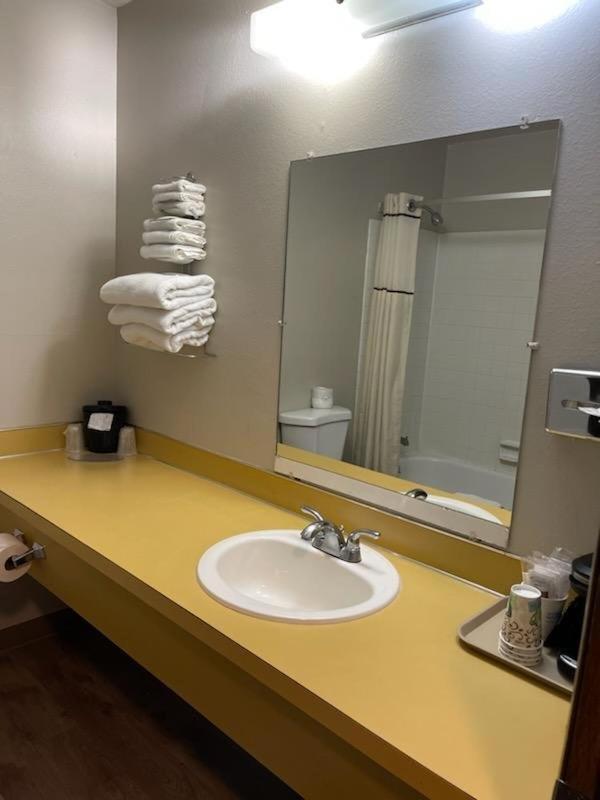 Bldg. 560, High Desert Inn — photo 11