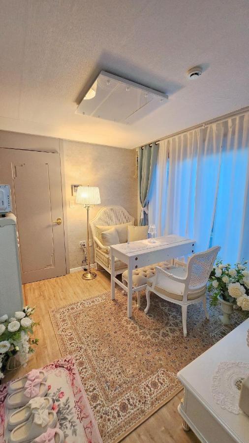 Arti stay #5 - Open Special price - 2 room - Pet Friendly - Party Room - Sillim Station - Danggok Station - Market Adjacent - 3people - 3