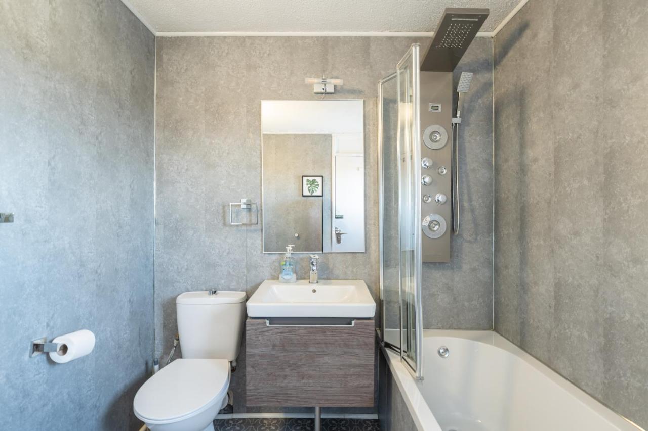 3 Bed Luxury Property in Chelsea, 2 King Size Bed, 1 Double Bed, ideal for families - 3