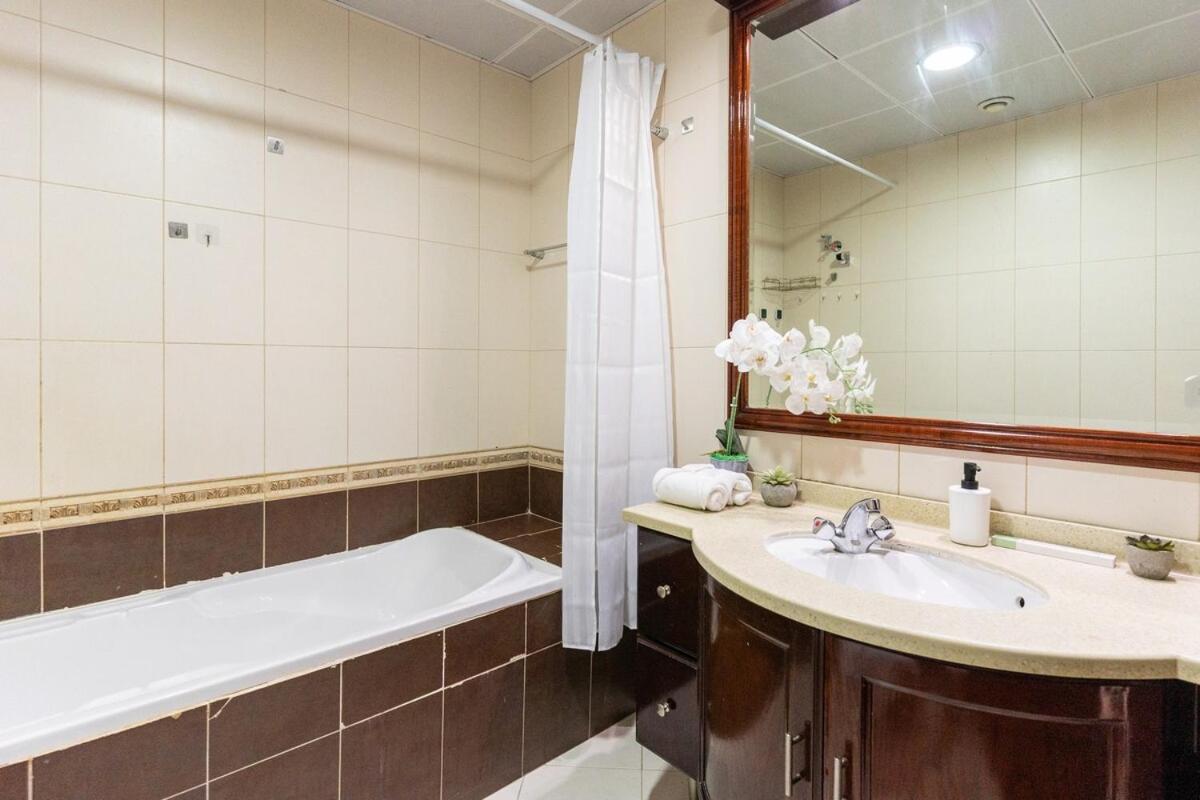 Luxury 3 bedroom with Stunning Full Marina View in Dubai - 3