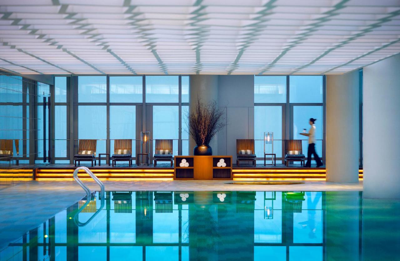 Heated swimming pool: Park Hyatt Guangzhou