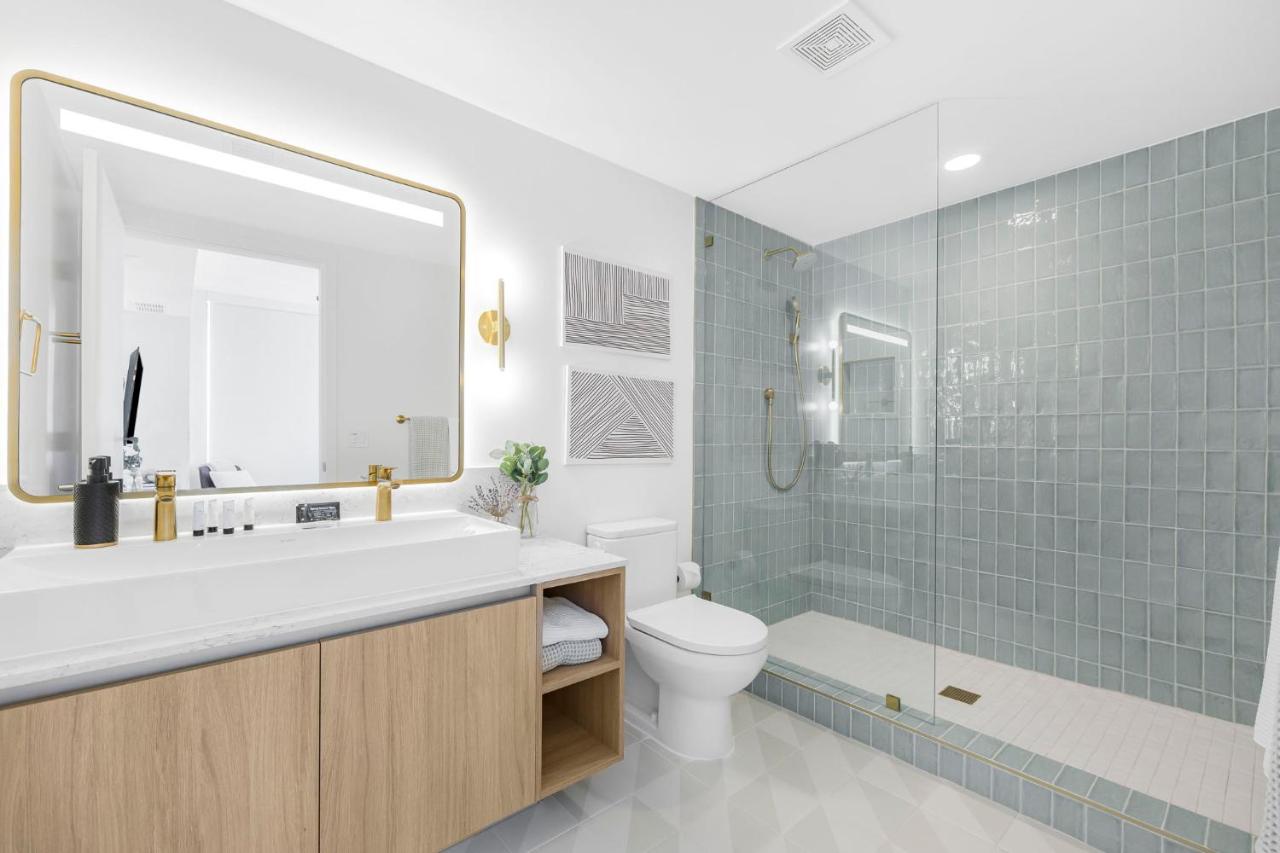 On 44th Floor! Condo w The Best Views & Free Parking - 3