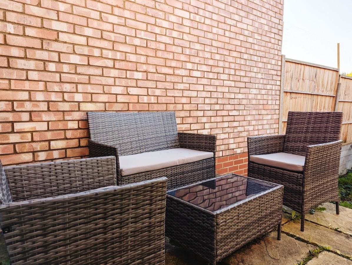 Colney Hatch Lane - Spacious 2-Bed 2-Bath Home with Private Garden - 5