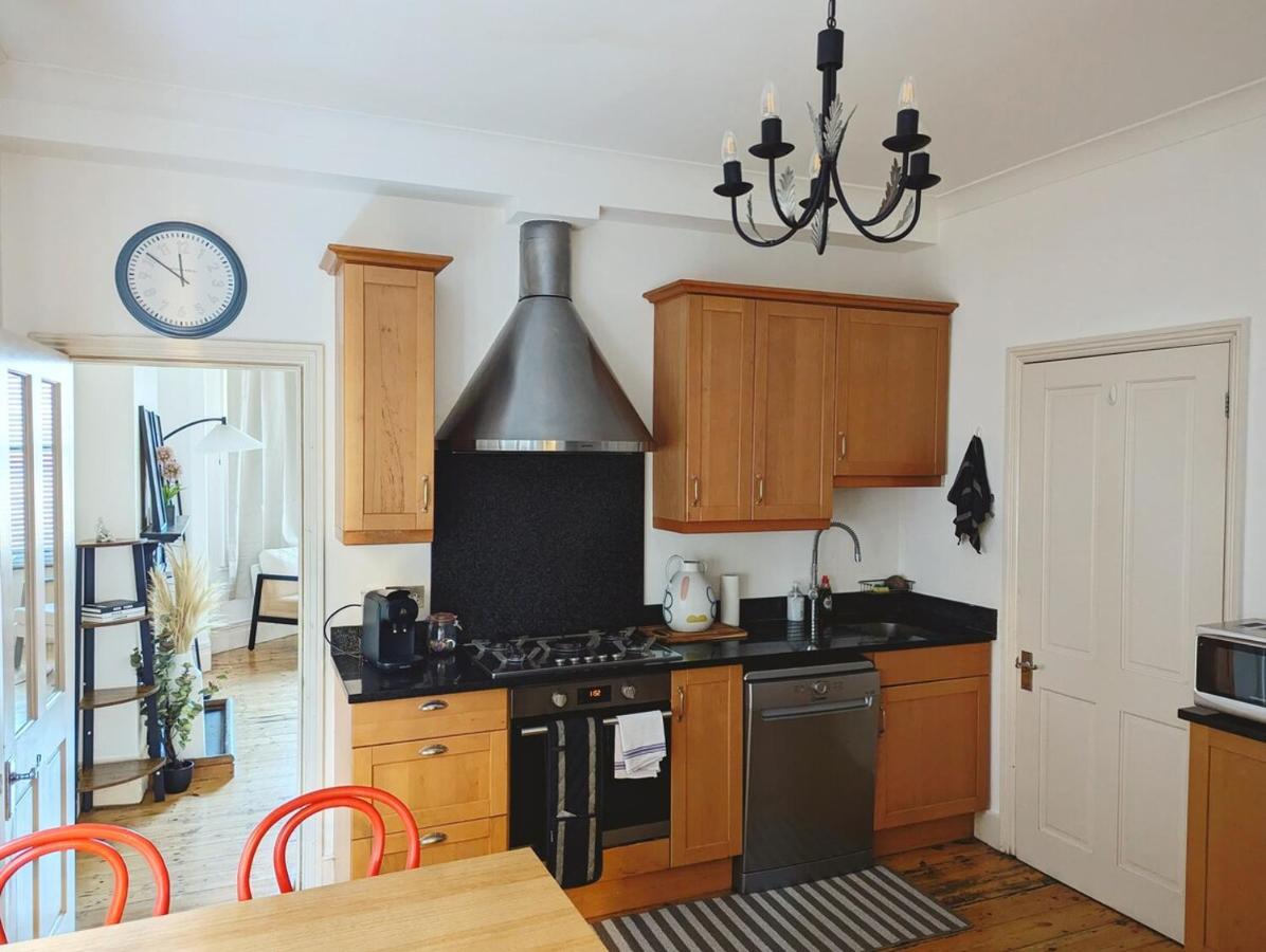 Colney Hatch Lane - Spacious 2-Bed 2-Bath Home with Private Garden - 4