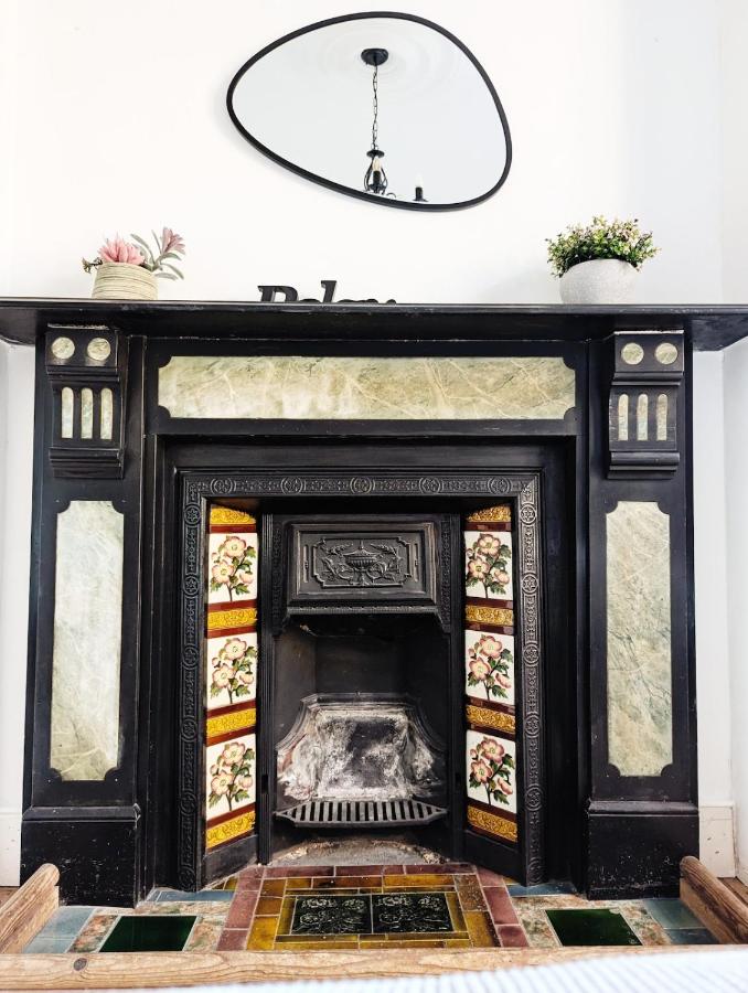 Colney Hatch Lane - Spacious 2-Bed 2-Bath Home with Private Garden - 3