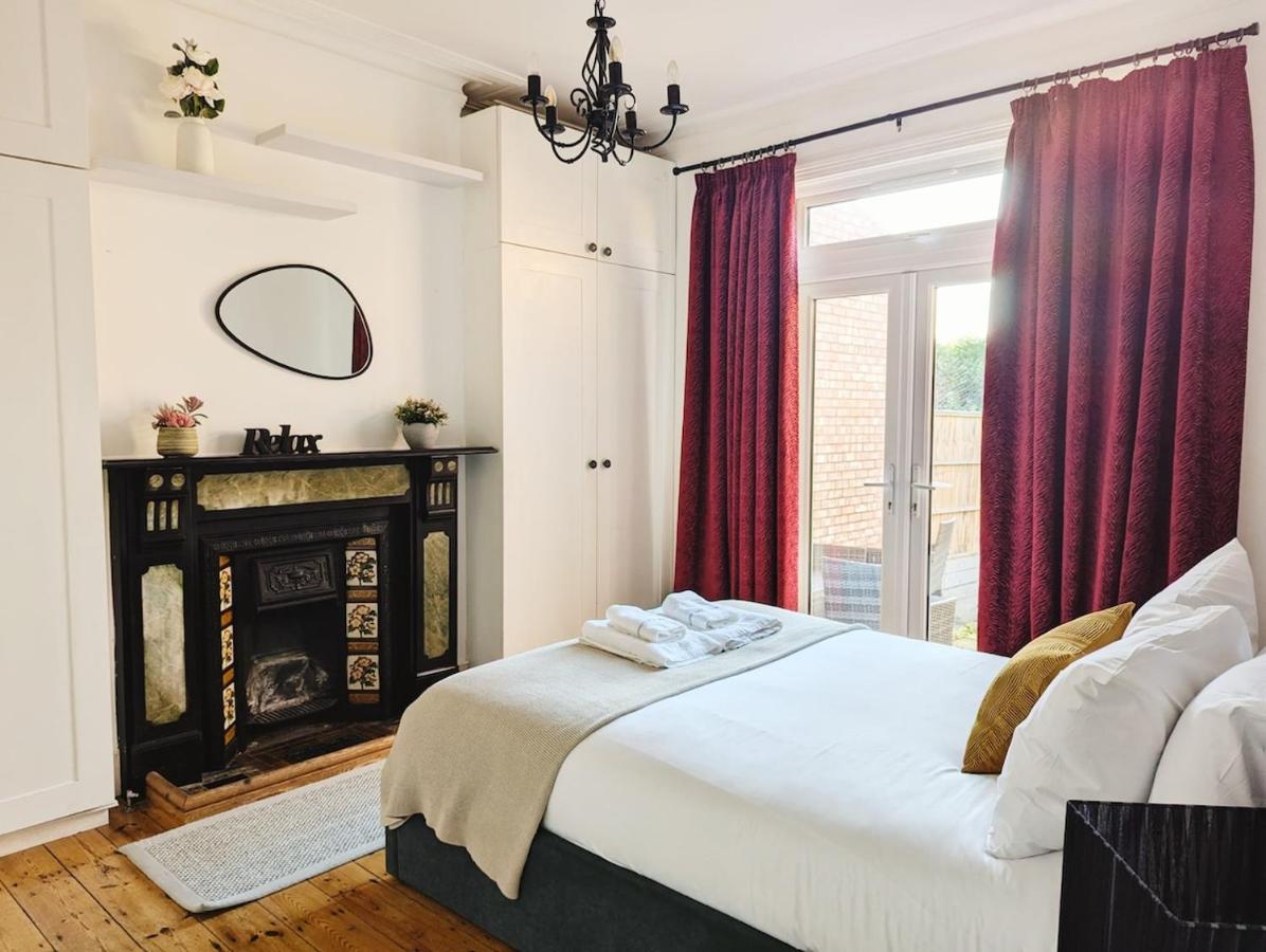 Colney Hatch Lane - Spacious 2-Bed 2-Bath Home with Private Garden - 2