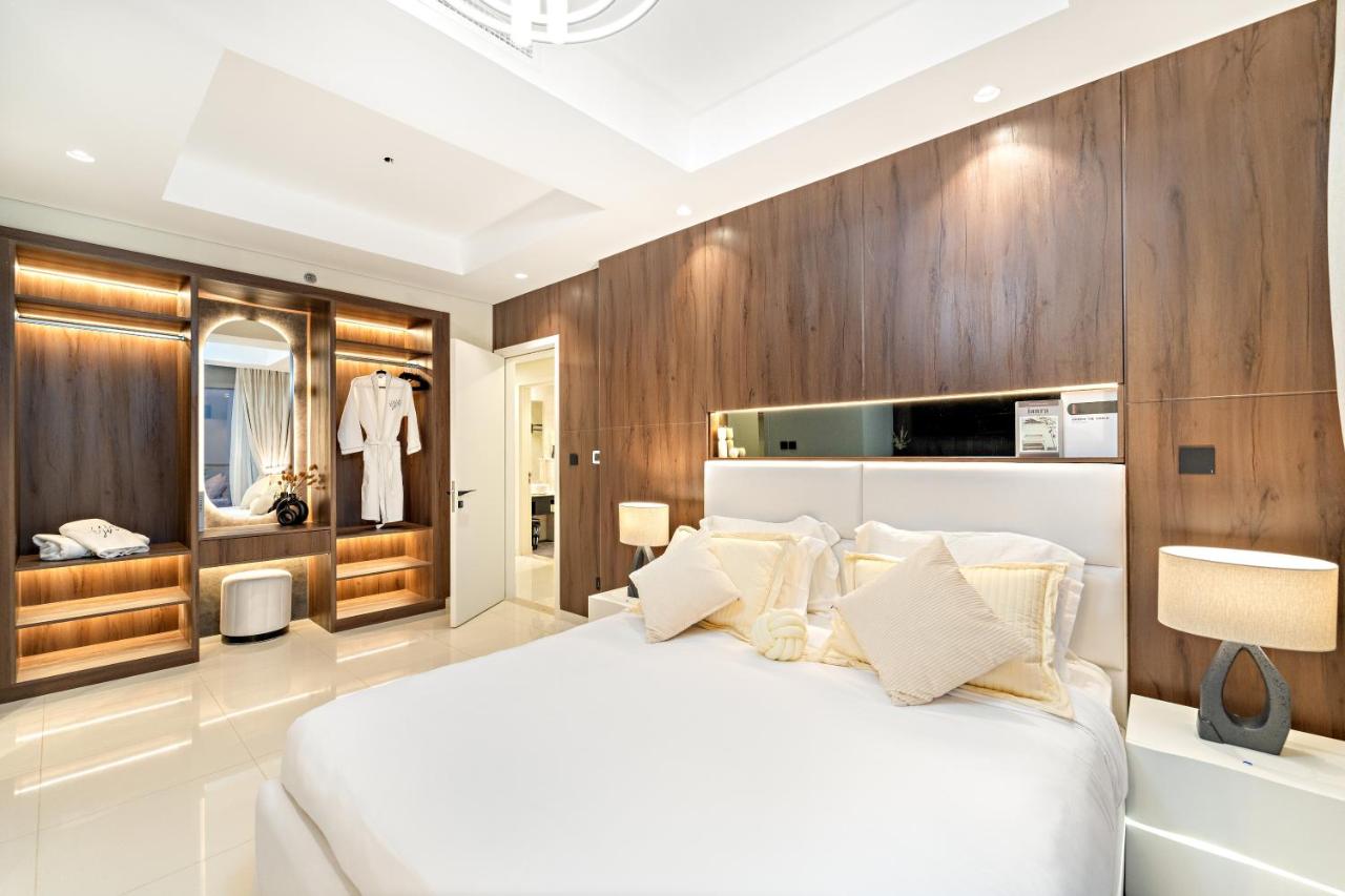 Luxury 2B Burj Khalifa NYE Views, 5-Star Amenities - 4