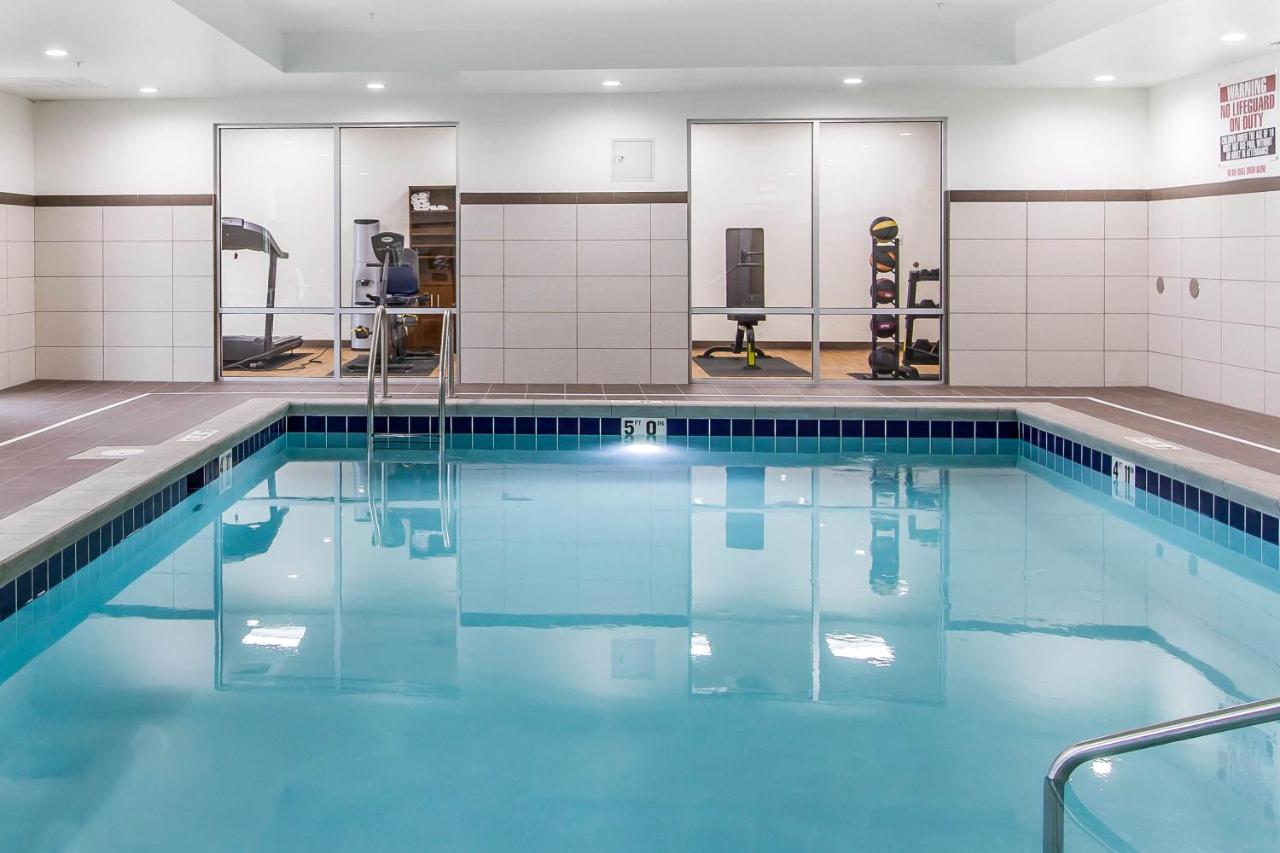 Heated swimming pool: Comfort Suites West Omaha
