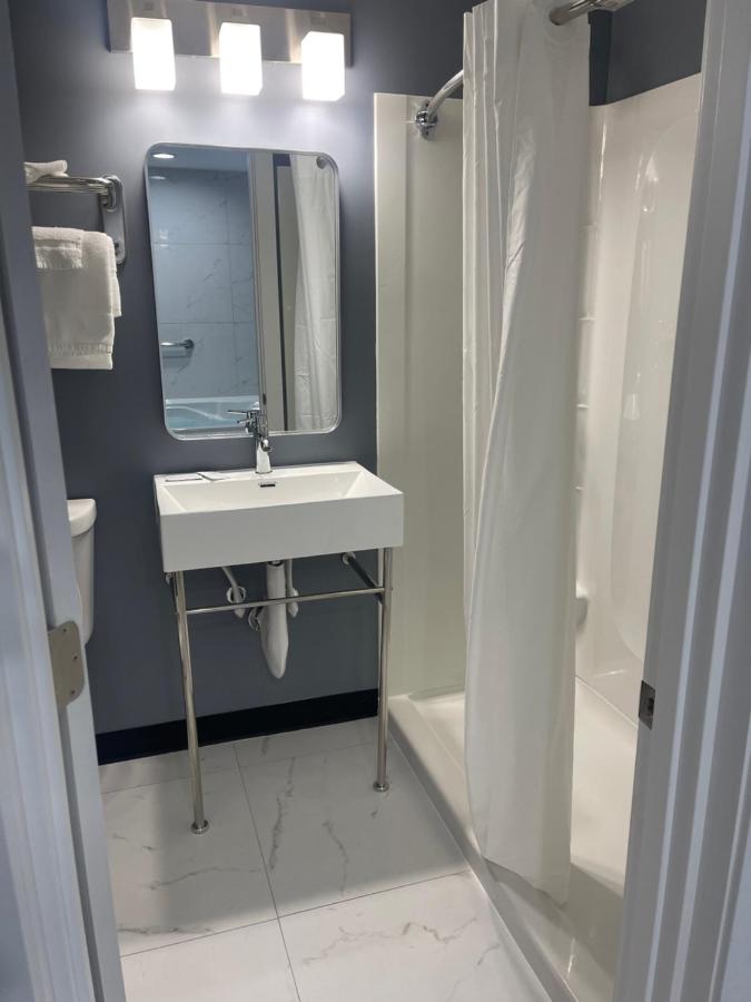 Midway Inn & Suites — photo 11