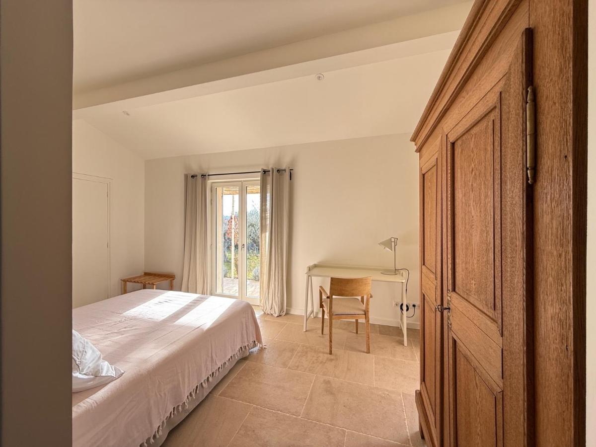 Een bed of bedden in een kamer bij EcoLodge romantique proche Lourmarin Piscine Privée Borne recharge