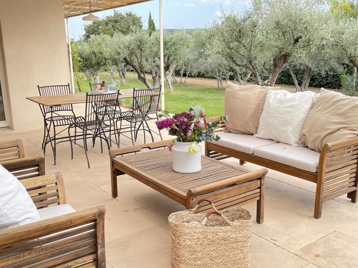 Een zitgedeelte bij EcoLodge romantique proche Lourmarin Piscine Privée Borne recharge