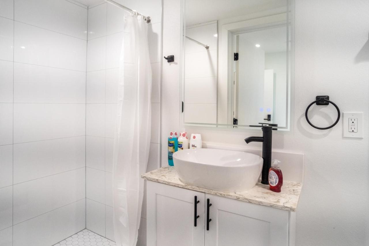 Cozy LA Retreat Near USC Steps to Koreatown & Downtown - 3