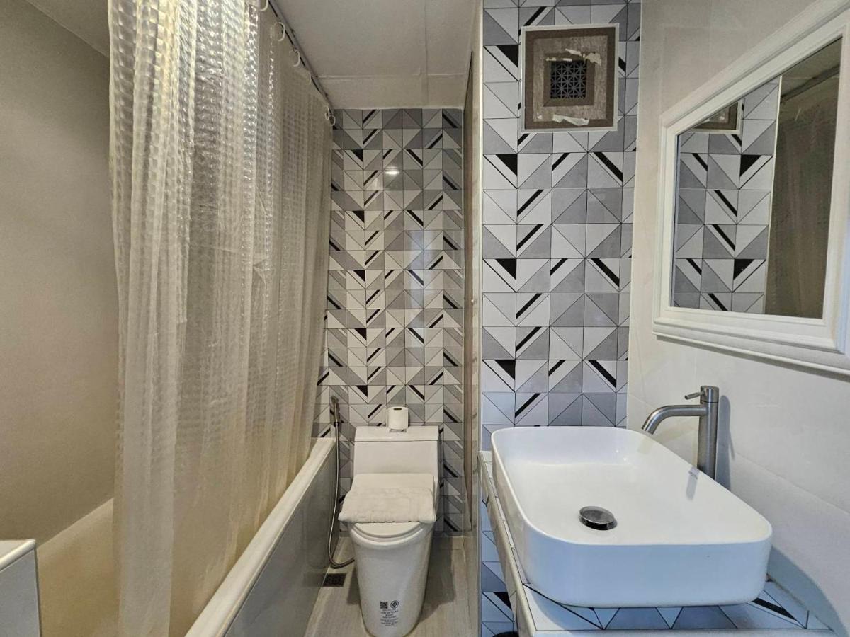 Crown BTS Nana Hotel - 3