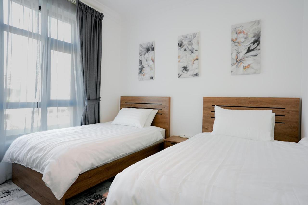 Souk Al Bahar Dubai Fountain and Burj Khalifa view from the Balcony, 2 mins walk to Dubai Mall by Norbu Holiday Homes - 2