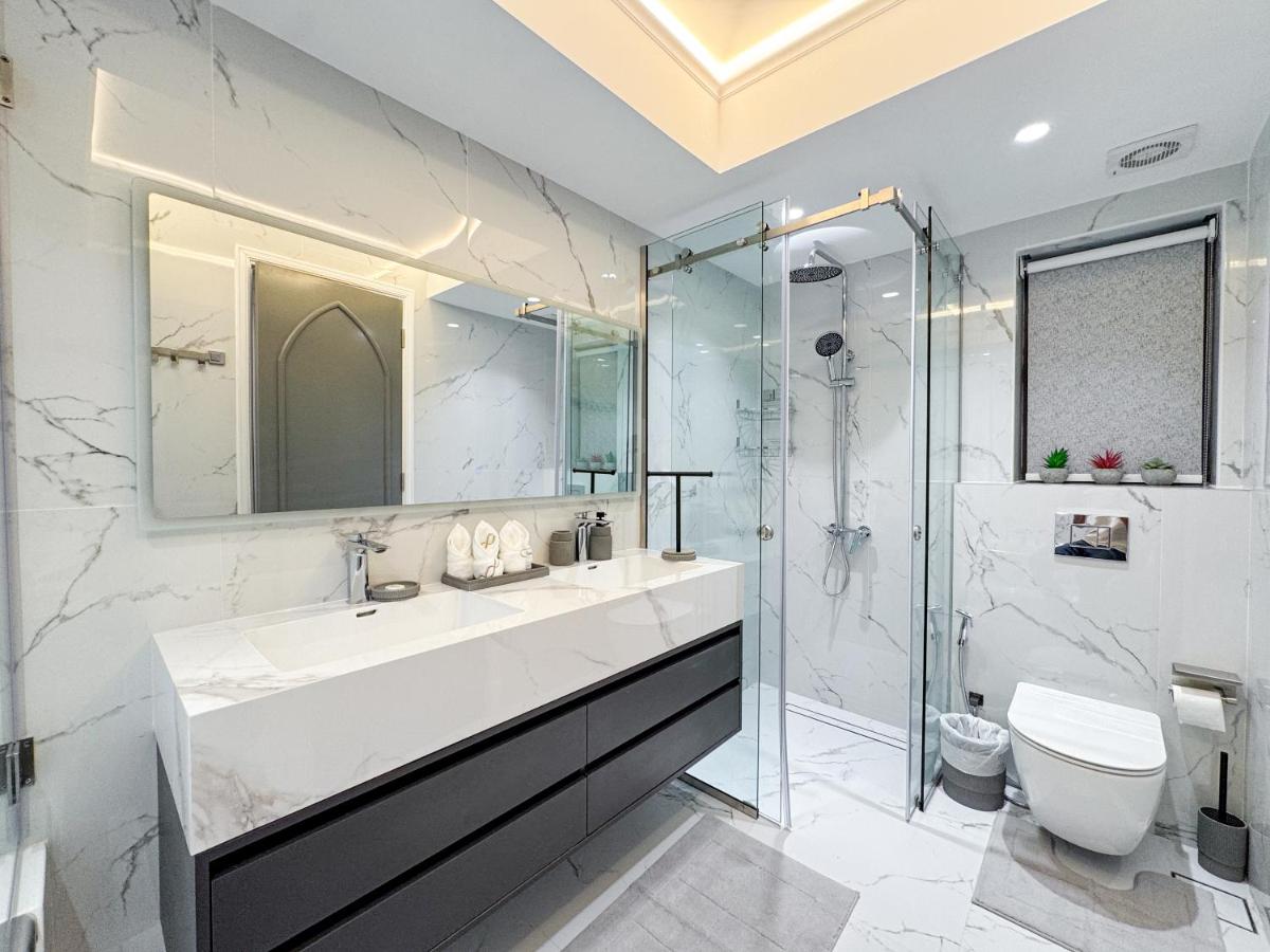 Souk Al Bahar Dubai Fountain and Burj Khalifa view from the Balcony, 2 mins walk to Dubai Mall by Norbu Holiday Homes - 3