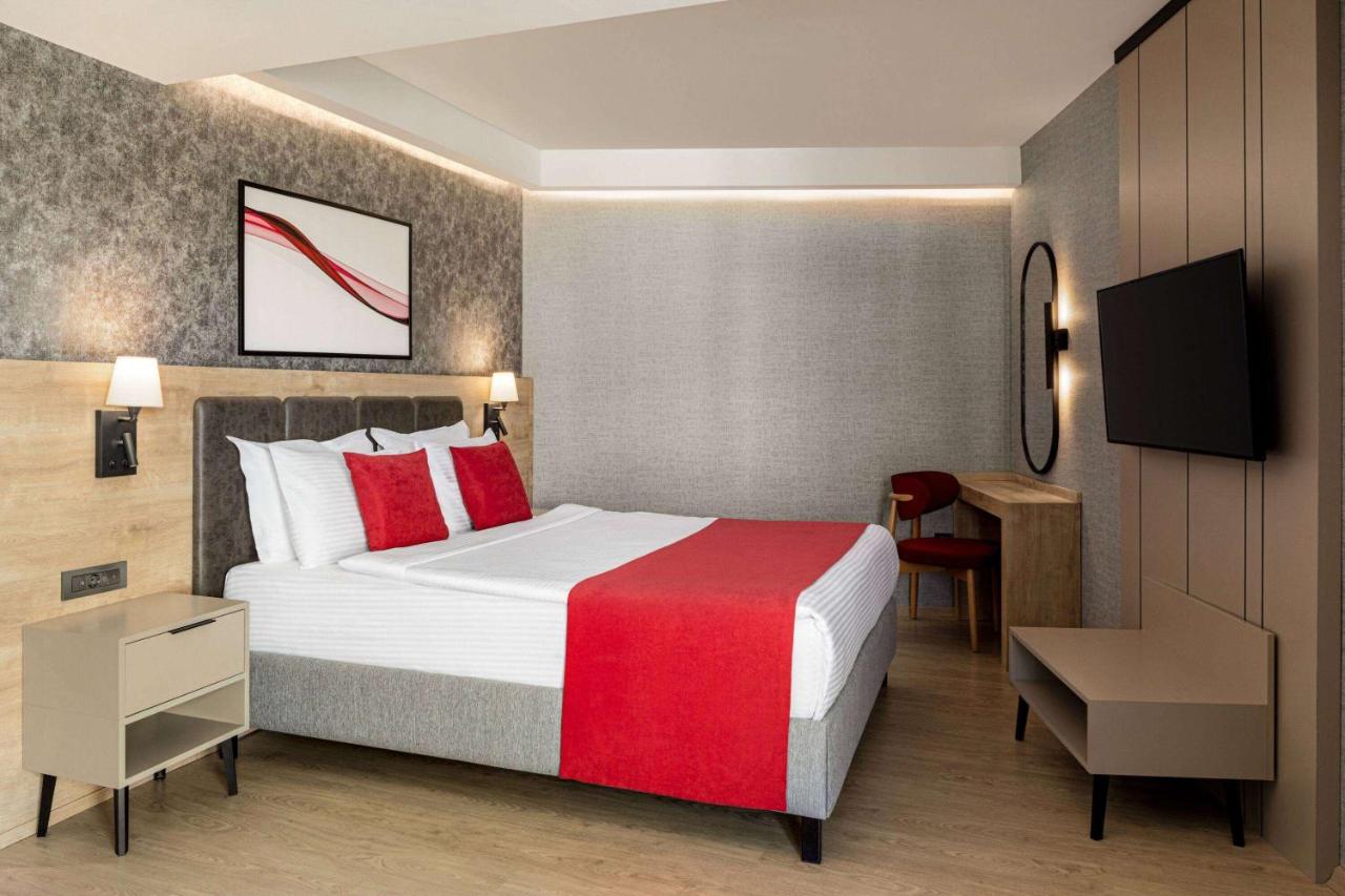 Suite with French Bed and Balcony - Land Side
