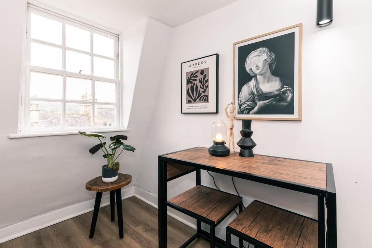 Stylish Loft Retreat in Bath - 4