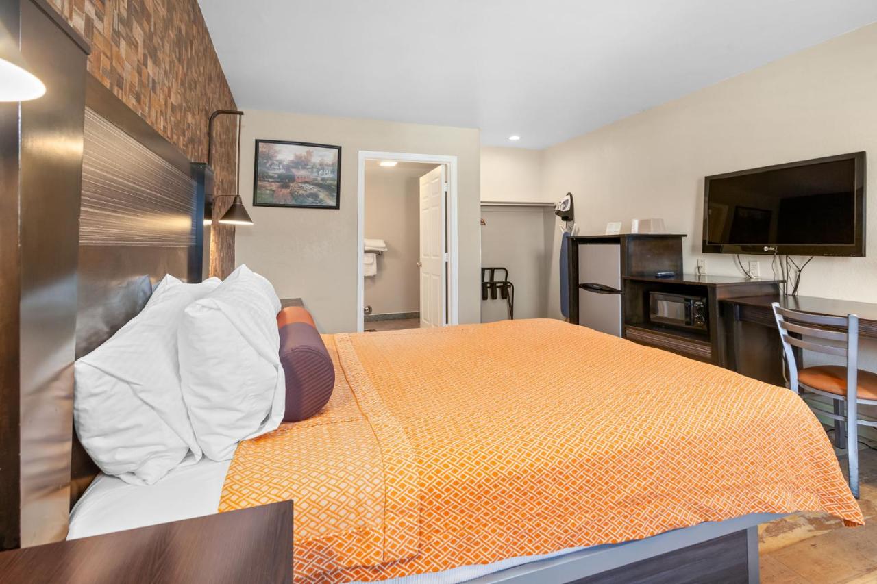 Santa Clarita Motel - Near six Flags Magic Mountain - Valencia — photo 16