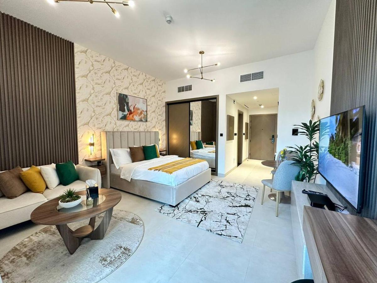 Bright Studio Burj Khalifa & Canal Views Pool - 2