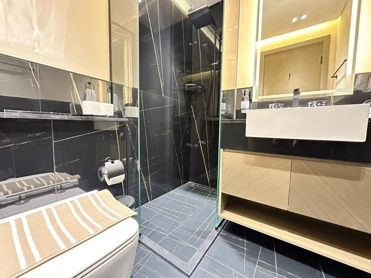 Bright Studio Burj Khalifa & Canal Views Pool - 3