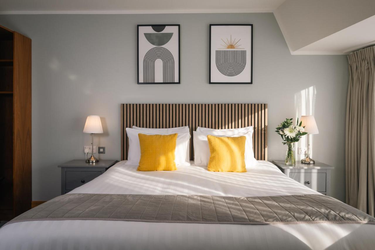 Een bed of bedden in een kamer bij Beresford Hotel